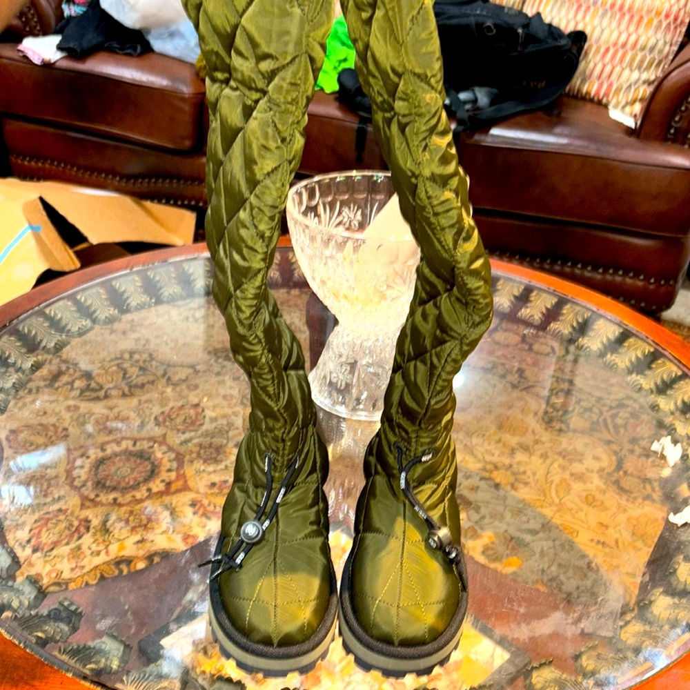 Guess Knee High Boots ( NEW)